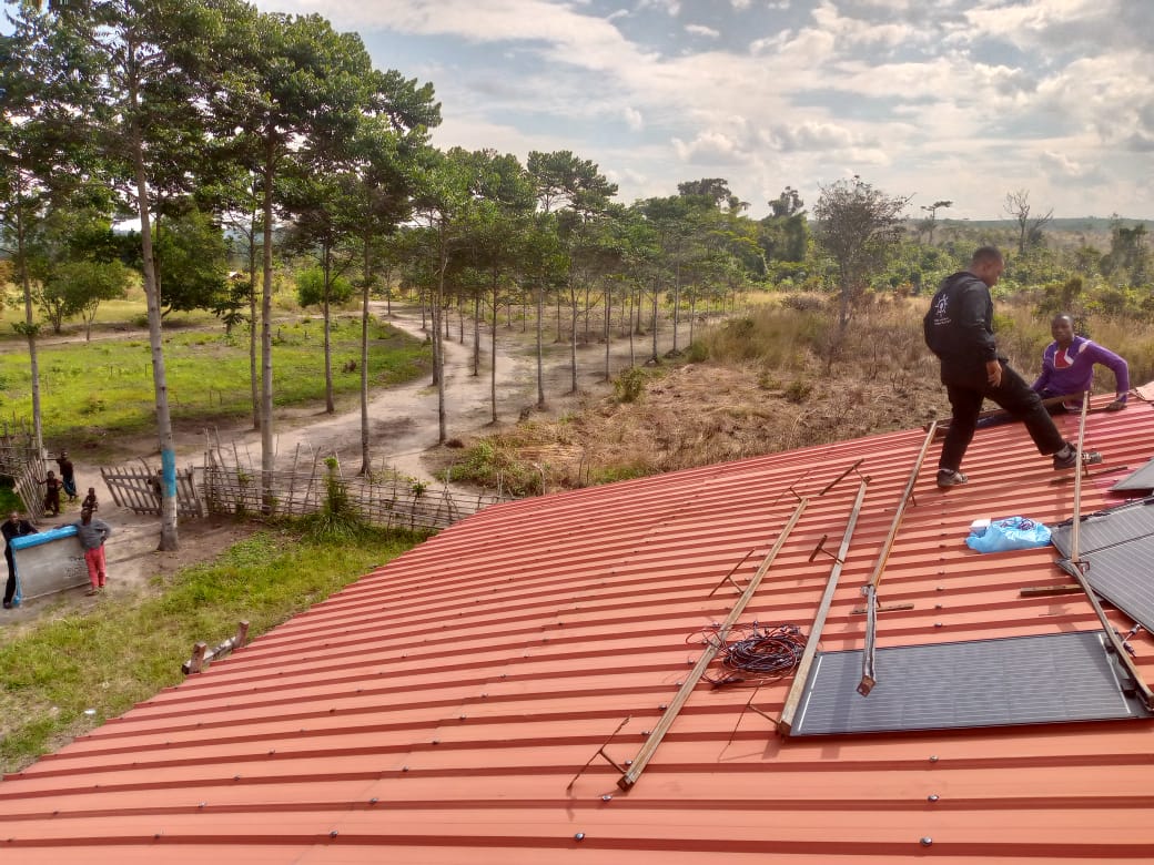 Installation der PV-Module auf dem Dach der Schule in Maziamu